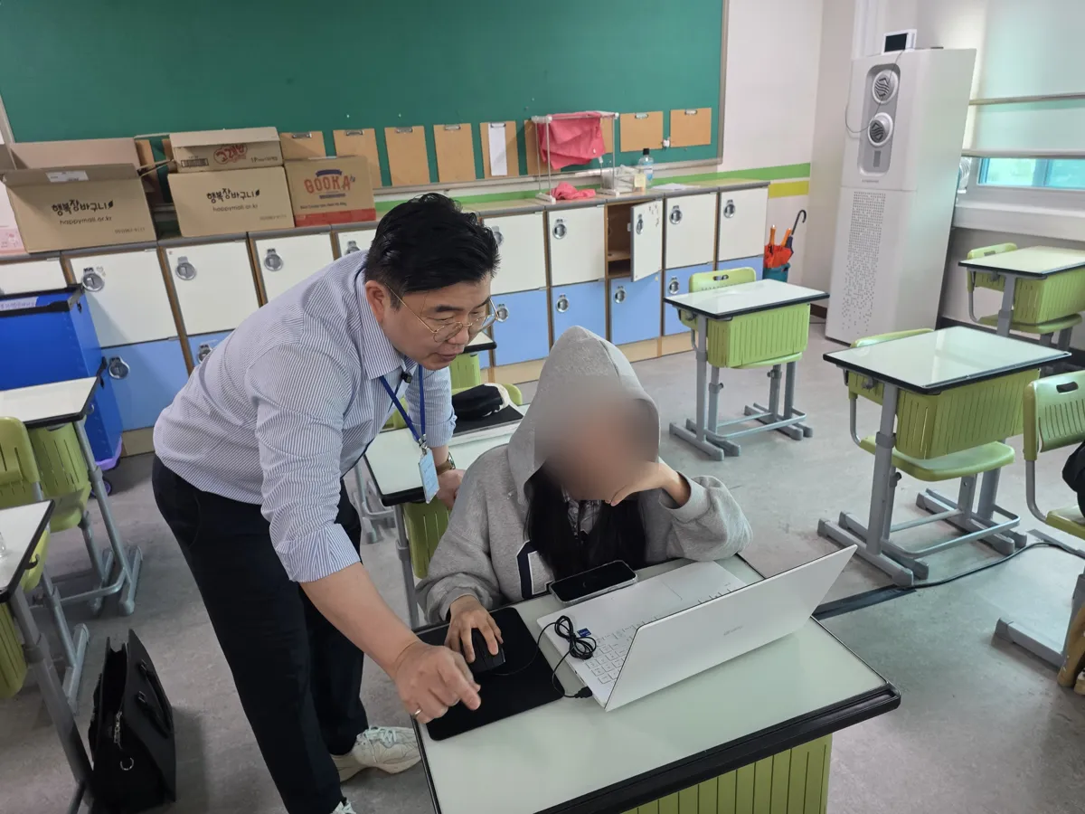 학생 한 명 한 명 화면을 함께 보며 코칭